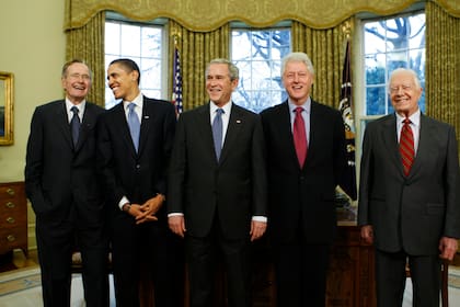 Barack Obama --segundo de izquierda a derecha-- es recibido por el entonces presidente George W. Bush, al centro, para una reunión el 7 de enero de 2009, en la Casa Blanca en Washington. Los acompañaban --de izquierda a derecha-- los expresidentes George H.W. Bush, Bill Clinton y Jimmy Carter. (AP Foto/J. Scott Applewhite, archivo)