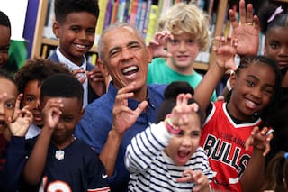 Barack y Michelle Obama sorprenden a los primeros visitantes de su nuevo centro presidencial