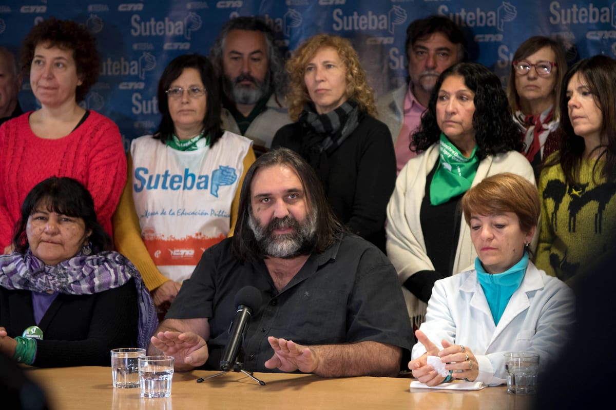 Baradel, con la nueva secretaria general María Laura Torre (a su izquierda), y la secretaria adjunta Silvia Almazán (a su derecha)