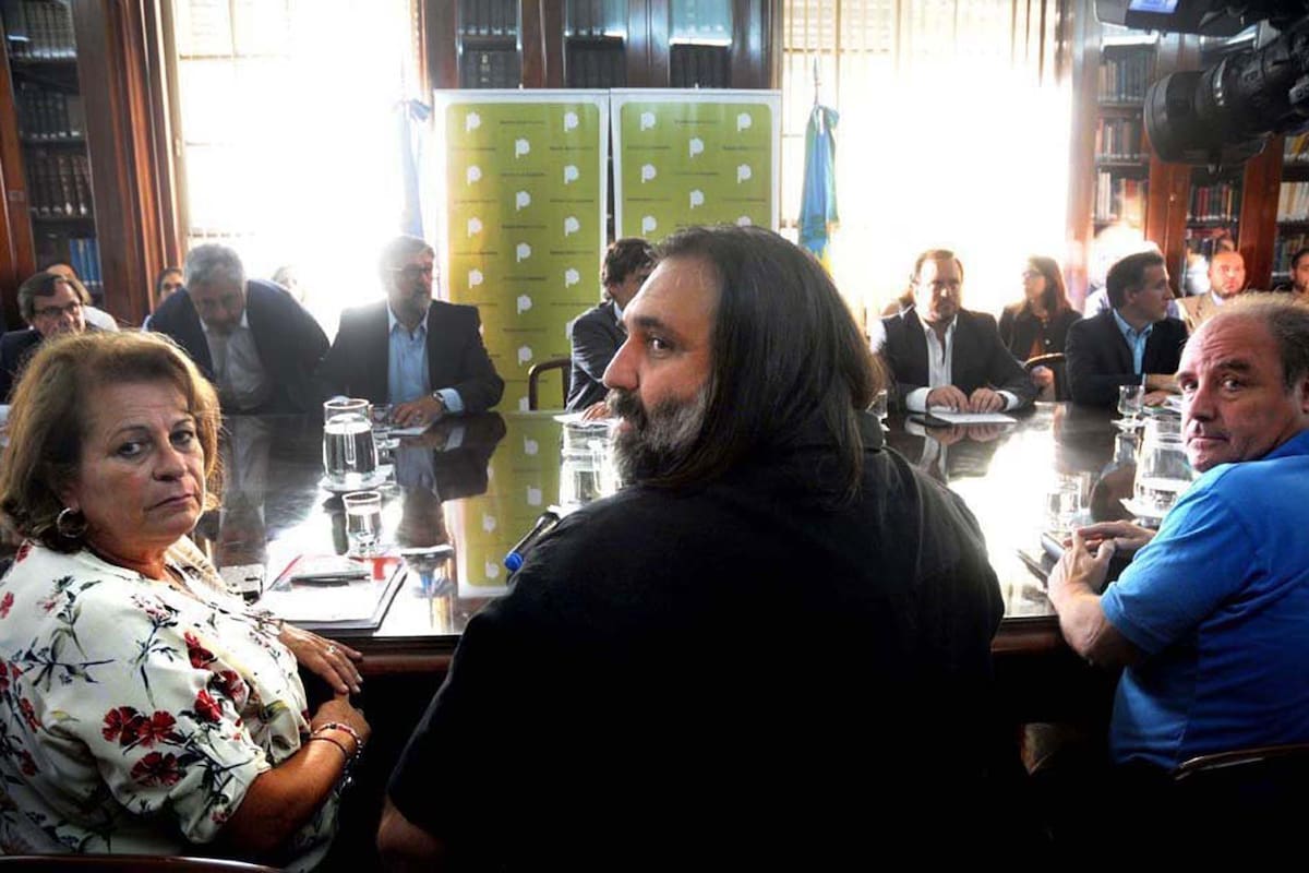 Baradel flanqueado por los sindicalistas Petrocini (FEB) y Diaz (Uodcba)