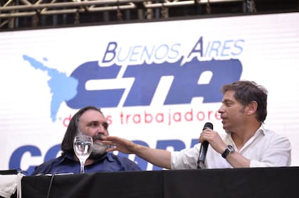 Baradel, titular del Suteba, junto a Kicillof, en un acto de la CTA en 2024