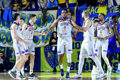 Baralle, Cosolito, Anderson, Ramírez Barrios y Robinson, en un festejo con cautela para Quimsa que está a un partido de consagrarse campeón