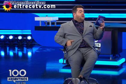 Barassi, sentado en una silla para conducir el programa