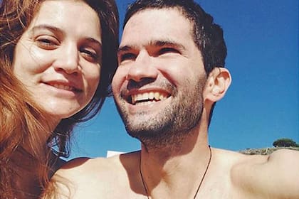 Bárbara está de novia hace casi seis años con Ricardo Freund (37, brasileño), a quien conoció en San Francisco, cuando ella se ganó una beca para estudiar escultura. “Él es consultor de mindfulness, entrenó con un lama tibetano, y por otro lado trabaja en la construcción”, cuenta