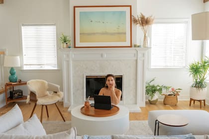 En el living de su casa, decorado con maderas claras y texturas cálidas, la actriz ceba unos mates mientras escribe lo que será su primera ficción. “Mi ritmo de vida es más tranquilo ahora y me ayuda a enfocarme en la escritura, algo que me encanta”, reconoce