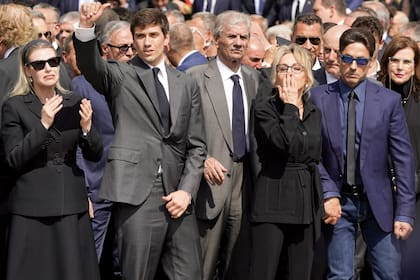 Barbara Berlusconi, Luigi Berlusconi, Marina Berlusconi y Pier Silvio Berlusconi asisten al funeral de Silvio Berlusconi el 14 de junio de 2023