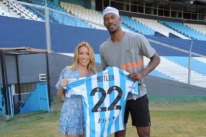 Bárbara Blanca, secretaria del club e hija de Víctor, el presidente del club, obsequia a Butler una camiseta de Racing en el Cilindro de Avellaneda, donde el basquetbolista anduvo pateando una pelota de fútbol.