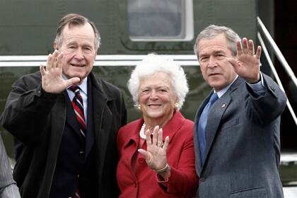 Barbara Bush junto a su marido y su hijo, ambos expresidentes de Estados Unidos