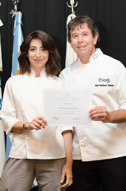 Bárbara, con su diploma del IAG en la mano, junto a Ariel Rodríguez Palacios
