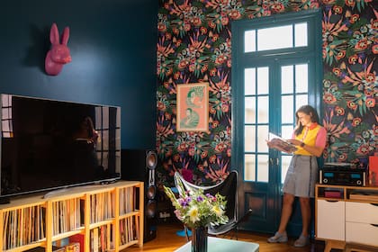Bárbara Duhau en su casa. Es un PH en dos plantas, con pocas paredes, gran circulación y entrada de luz natural. Los ventanales con vidrios de colores acompañan a la perfección la idea de ambientación que desarrolló con su pareja, Gonzalo Vázquez, para la vivienda.