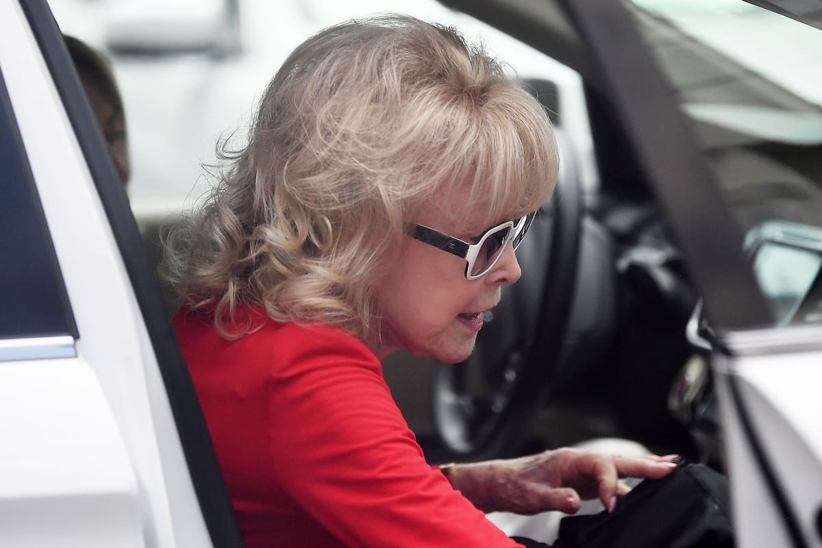 Barbara Eden salió a pasear por Los Ángeles el día de su cumpleaños número 94