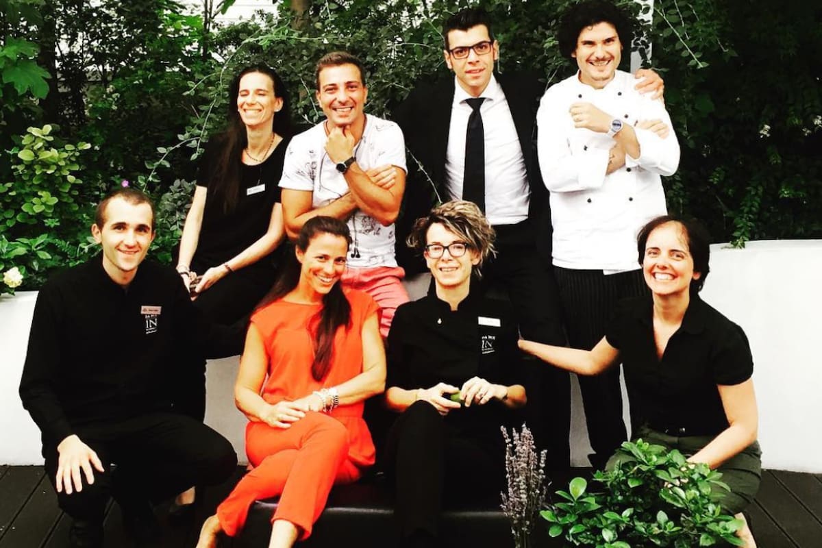 Barbara (en naranja) y parte del equipo del Hotel inspirado en fragancias: Magna Pars