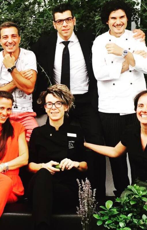 Barbara (en naranja) y parte del equipo del Hotel inspirado en fragancias: Magna Pars