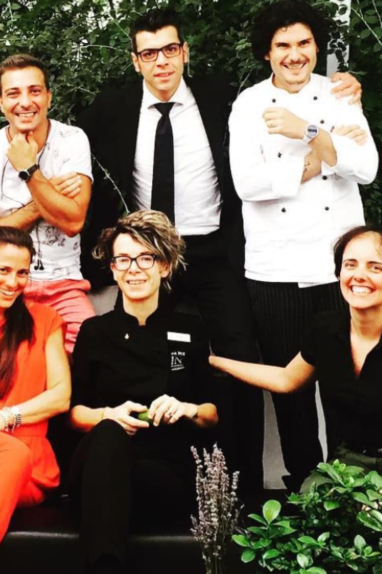 Barbara (en naranja) y parte del equipo del Hotel inspirado en fragancias: Magna Pars