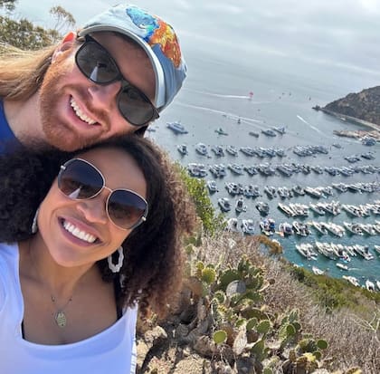 Barbara Gomes Marques junto a su esposo, un ciudadano estadounidense