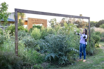 Bárbara haciendo mantenimiento del jardín.