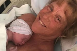 Barbara Higgins, de 57 años, junto al pequeño Jack
