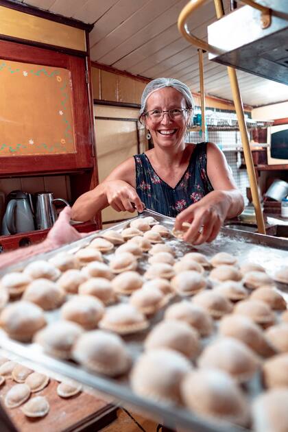 Bárbara, pareja de Fernando, cocinando unos sorrentinos.