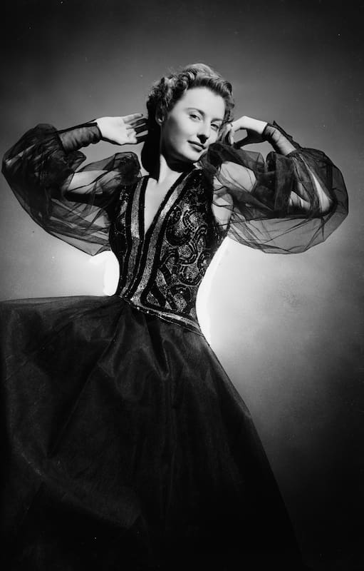 Barbara Stanwyck pasó su infancia entre hogares de acogida y las calles de Nueva York hasta que logró triunfar en Broadway y más tarde reinó Hollywood