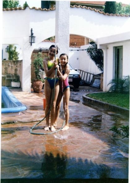Bárbara y su hermana Loreley, en un típico día jugando con el agua en Misiones.