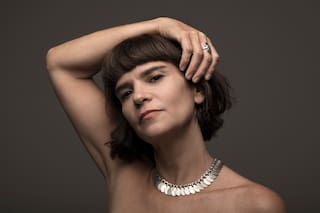 Es la hija de una famosa vedette y cantante, gira con Santaolalla y lleva el folclore y el rock en la sangre