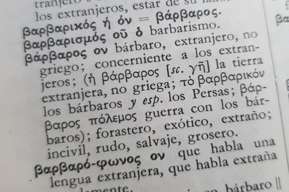 Bárbaro (en griego, bárbaros), una palabra que usamos todo el tiempo en la Argentina, pero que arrancó con una grieta y con la guerra