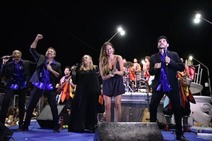 Barbie Vélez estuvo presente en el Carnaval de Gualeguaychú junto a otras figuras del espectáculo