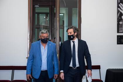 Barbijo, fútbol y política: Claudio Tapia, presidente de la AFA, y Santiago Cafiero, Jefe de Gabinete, en la Casa Rosada; hasta los clubes se sorprendieron con el permiso para todos del Gobierno