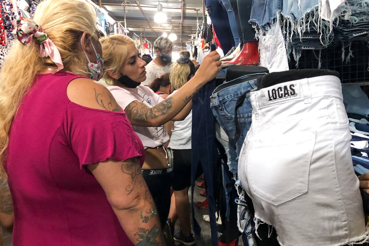 Barbijos bajos entre los asistentes a la feria La Salada, en vísperas de Nochebuena