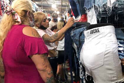 Barbijos bajos entre los asistentes a la feria La Salada, en vísperas de Nochebuena