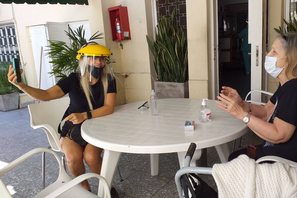 Barbijos, distancia social y hasta certificados de vacunación, las reglas para las visitas