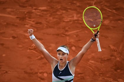 Barbora Krejcikova, de la República Checa, celebra después de ganar contra la griega Maria Sakkari su partido de semifinales femeninas en Roland Garros