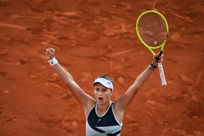 Barbora Krejcikova, de la República Checa, celebra después de ganar contra la griega Maria Sakkari su partido de semifinales femeninas en Roland Garros
