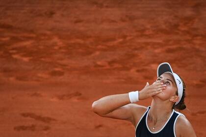Barbora Krejcikova y la dedicatoria al cielo; la checa ganó en un emotivo duelo a la griega Maria Sakkari