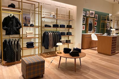Barbour -marca británica conocida por sus camperas enceradas- abrió un flagship store en Plaza San Martín