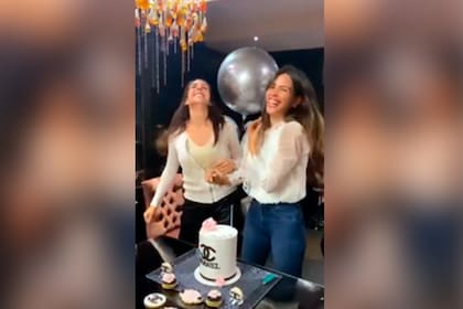 Barby Franco se sumó a la ola de imitaciones del meme de las hermanas frente a la torta de cumpleaños