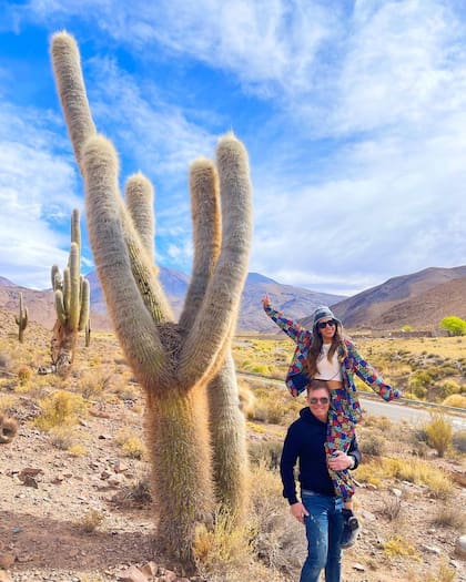 Barby Franco y Fernando Burlando posan frente a uno de los típicos cardones salteños