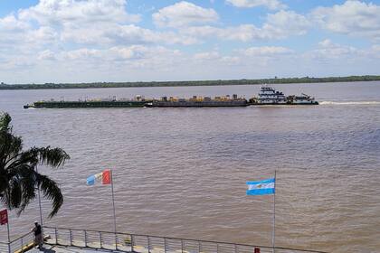 Barcaza en el Paraná