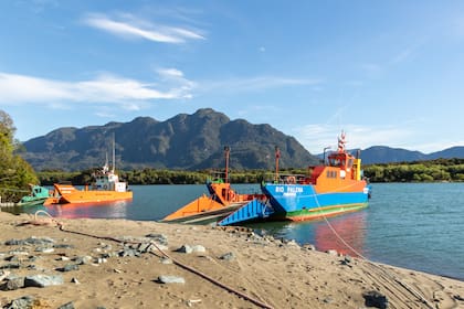 Barcaza que cruza el río Palena hacia el puerto de Raúl Marín Balmaceda.