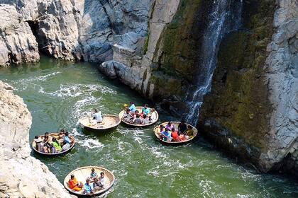 Barcazas de bambú en las cataratas de Hogenakkal del río Kaveri (LBB)