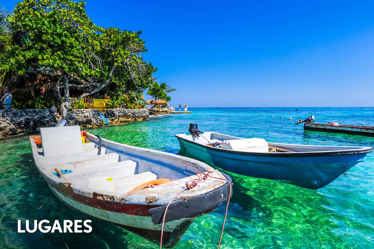 Barcazas de pescadores en las Islas del Rosario