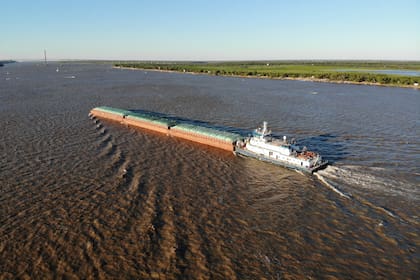 Barcazas que circulan por la hidrovía río Paraná, entre Argentina y Paraguay, una ruta clave para las exportaciones locales