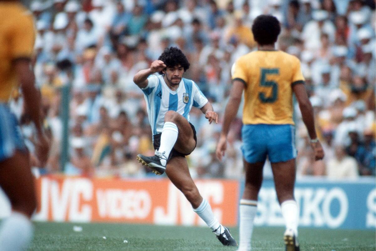 Barcelona, 2 de julio de 1982. La guerra en Malvinas había terminado. La Selección Argentina de fútbol pierde 3 a 1 contra Brasil. Diego Maradona termina su primer mundial expulsado... Foto:BONGARTS