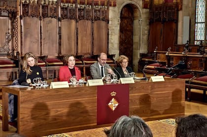 De izquierda a derecha, Iolanda Batallé, Ada Colau, Francesc Vilaró, María Teresa Carbano, los funcionarios culturales que hicieron la presentación esta mañana en el ayuntamiento