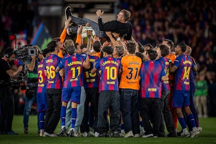 Barcelona, campeón de la liga, con el DT alemán por el aire