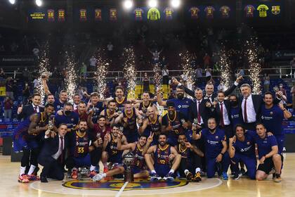 Barcelona celebra la Liga ACB, con Leandro sentado inmediatamente detrás del trofeo; en la final, el campeón superó por 2-0 a Real Madrid.
