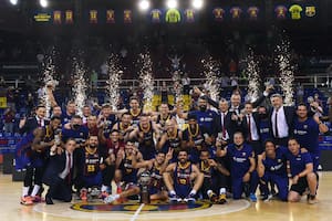 Barcelona celebra la Liga ACB, con Leandro sentado inmediatamente detrás del trofeo; en la final, el campeón superó por 2-0 a Real Madrid.