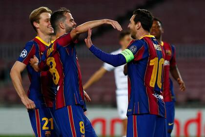 De penal, Lionel Messi abrió el marcador en el Camp Nou