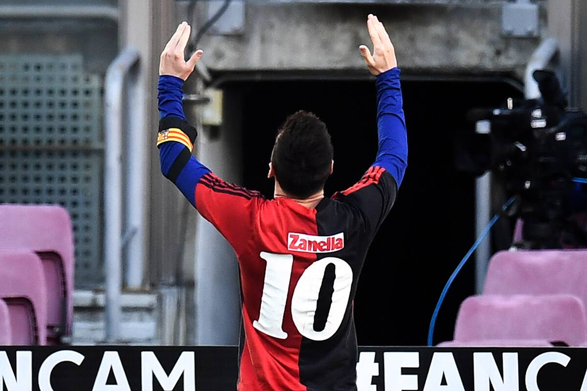 BARCELONA, ESPAÑA - 29 DE NOVIEMBRE: Lionel Messi de Barcelona celebra después de anotar el cuarto gol de sus lados mientras vestía una camiseta de Newell's Old Boys con el número 10 en la espalda en memoria del exfutbolista Diego Maradona, quien recientemente falleció durante la Liga Santander partido entre FC Barcelona y CA Osasuna en el Camp Nou el 29 de noviembre de 2020 en Barcelona, España. Los estadios deportivos de España siguen sometidos a estrictas restricciones debido a la pandemia de coronavirus, ya que las leyes de distanciamiento social del gobierno prohíben a los fanáticos dentro de las sedes, lo que hace que los partidos se jueguen a puerta cerrada.
