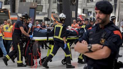 Los servicios de emergencia activaron un operativo en la estacion y las inmediaciones